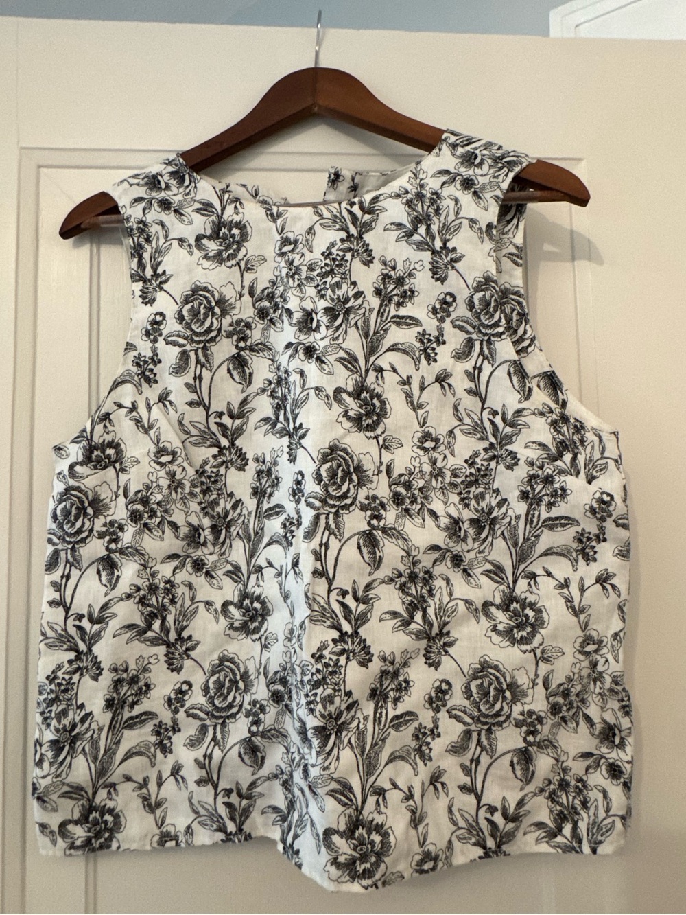 Women’s Sleeveless Floral Print Top in Black and White